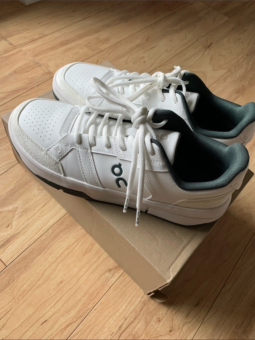 On Cloud The Roger Clubhouse women Sneakers white/evergreen